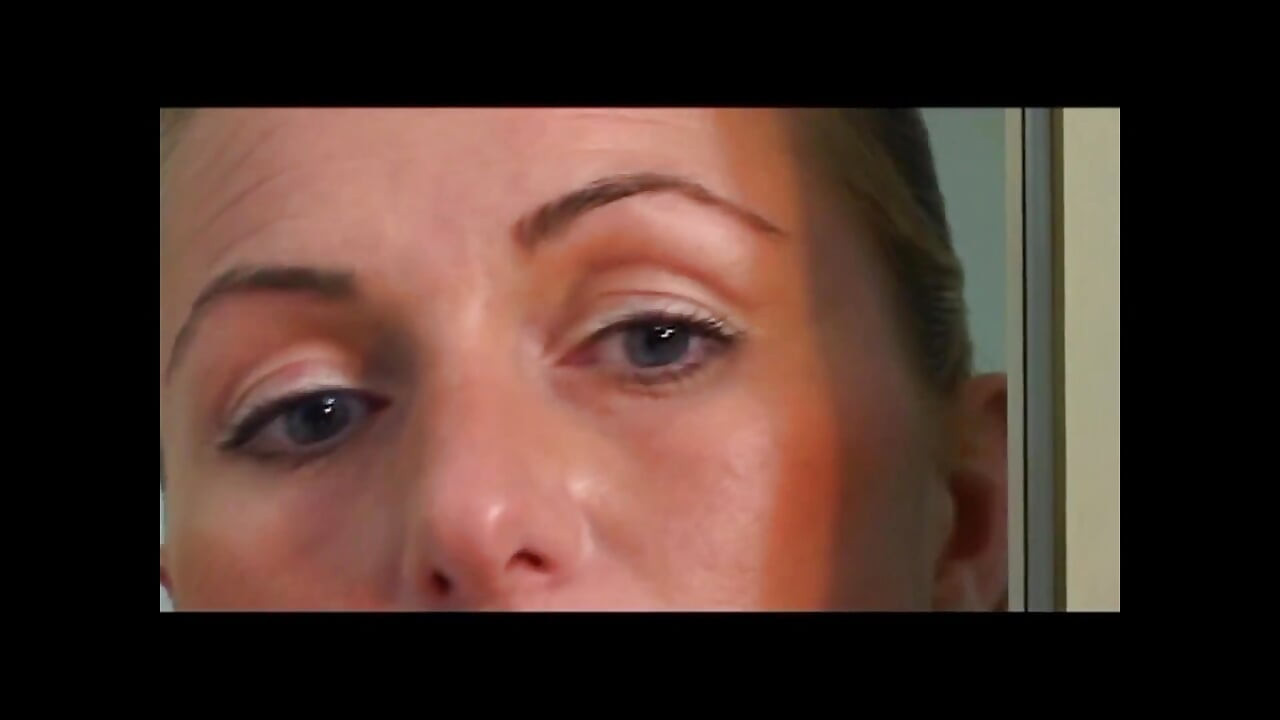 Фантастична вінтажна матуся з гарними цицьками відтрахана і камшот на сексуальні ноги великим членом