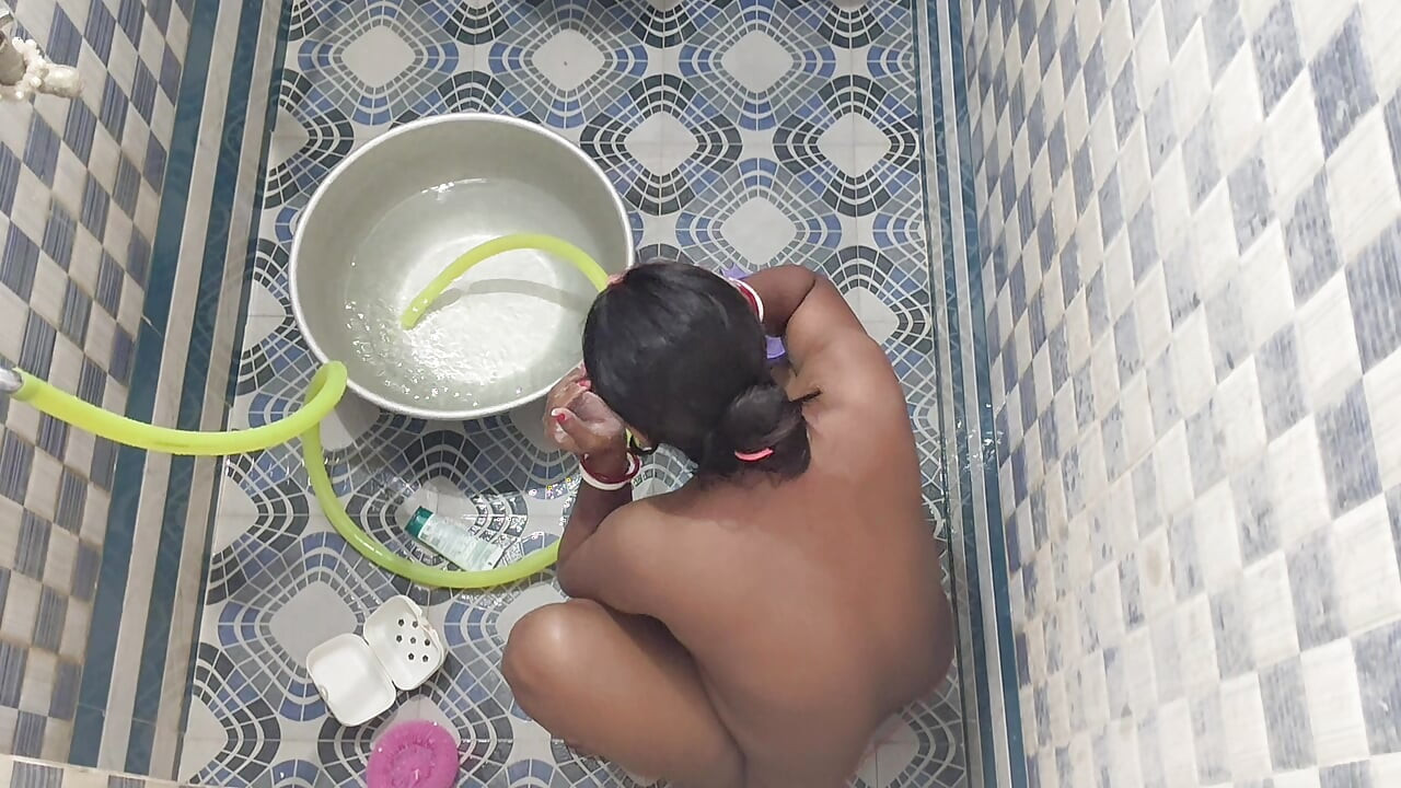 Gostosa bengali tomando banho