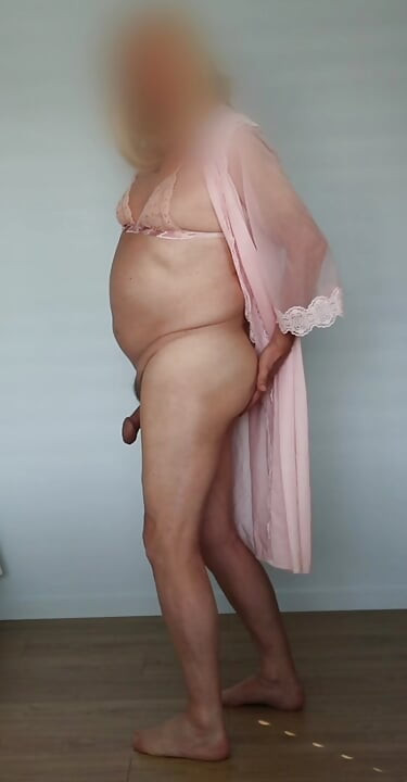 THE BLONDE SHOWS OFF AGAIN AND PUTS A FINGER IN