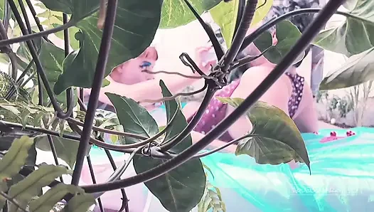 Пара встретилась на карнавале и в итоге занялась сексом на первом углу