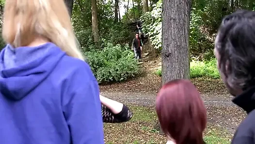 Azgın Hatunlarla Vahşi açık Havada Çifte Grup Seks