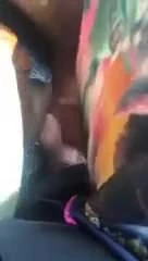 Kopftuch Hure saugt Schwanz im Auto