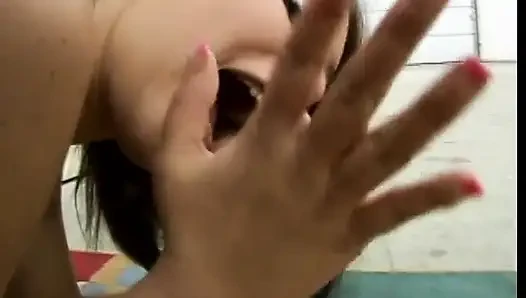 Brünette prostituiert sich, um pOV-blowjob zu geben, und nimmt dann cumshot von hinten