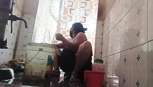 Çıplak yengenin banyo yaparken xxx videosu