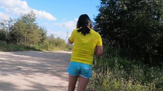 Marica rusa maricón caminando al aire libre en pantalones cortos azules