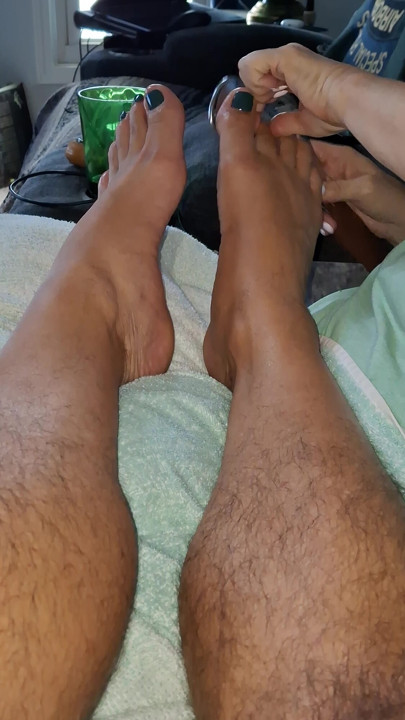 Moja susjeda mi trlja stopala prije nego što joj dam jednu