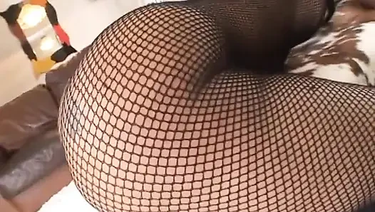 Heiße asiatische schlampe in sexy schwarzen stiefeln hat einen interracial fick mit einem großen schwarzen schwanz