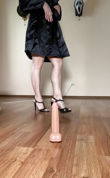 Sevdiğin her şeyle ateşli yeni video dildoya biniyor, ayakla muamele, amcığı sikiyor, twerk göt, yağlı göt, ayaklar, topuklu ayakkabılar