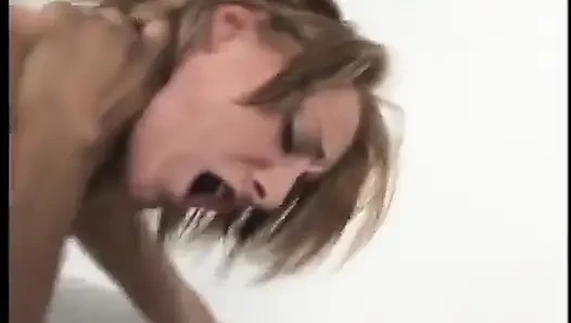 Çılgın beyaz fahişe götüne dildo alırken siyah yarağa biniyor