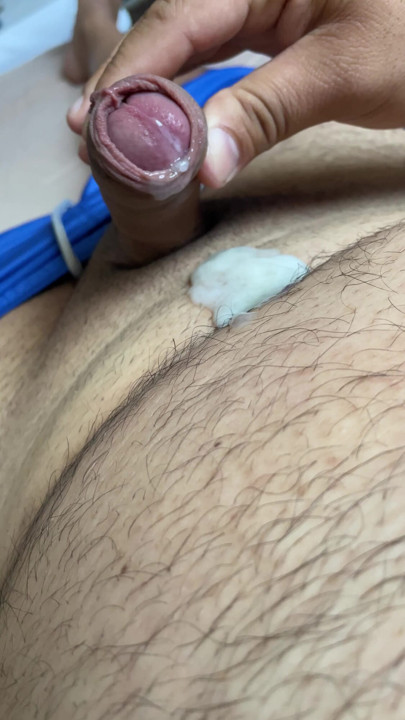 Mastürbasyon yapıyor ve boşalıyor