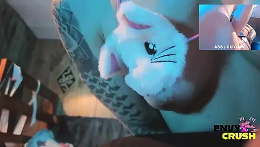 Gadis gamer dengan stoking jala lagi asik berlutut