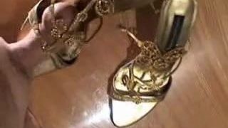 Wysokie obcasy pieprzonej żony - złote sandały