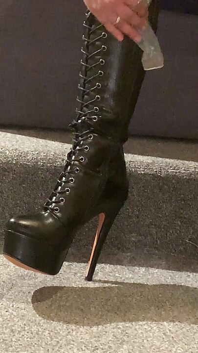 Çizmelerimin her yerine boşal