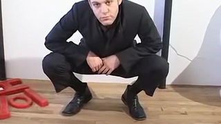 Sexy zakenman die met zijn perfecte tenen pronkt