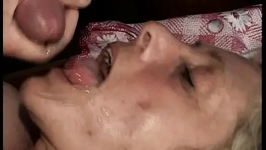 Nenek Jerman dengan stoking disetubuhi oleh dua pria terangsang