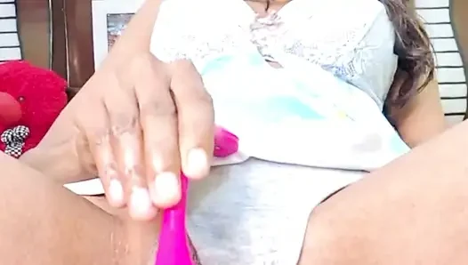 Istri hot indiaku lagi asik muasin memeknya pakai mainan seks online