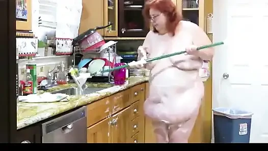 İstenilen video büyük şişman anne orta yaşlı seksi kadın onunla edepsizce konuşurken mutfağı süngeriyle temiziyor