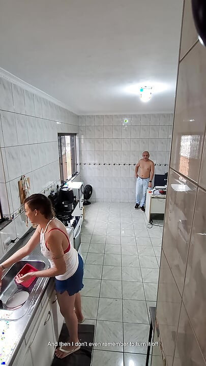 그녀의 옷을 벗고 얼굴에 대고 여친을 받아들이는 메이드.