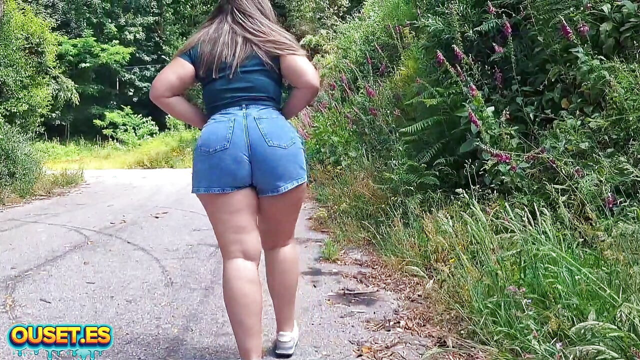 Latina met een enorme kont in een rode legging wordt goed geneukt