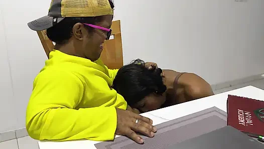 Meine Stiefmutter verführt mich, wenn wir allein sind... Am Ende reitet er mich hart