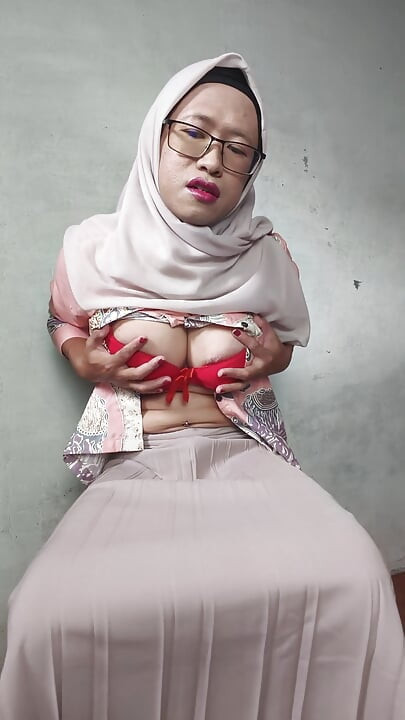 Stortuttad Hijab Shemale onanerar