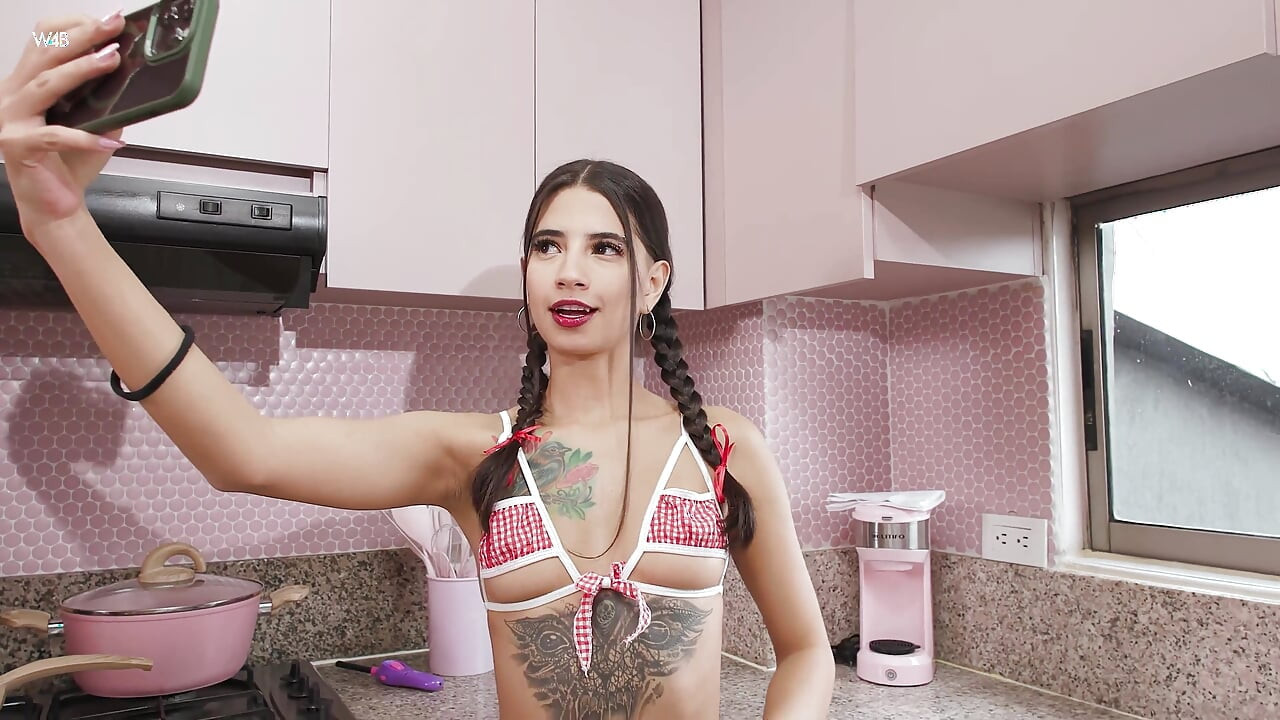 Máquina de foder rosa na cozinha