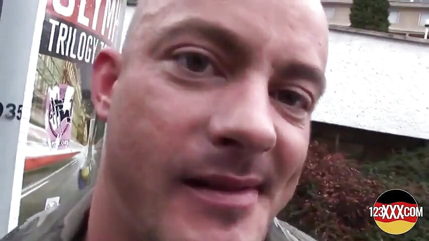 La dolce bionda in forma con la figa pelosa accoglie un ragazzo eccitato