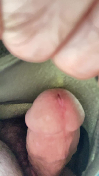 Mira lo cachondo que estoy. Tuve que salir del gimnasio porque mi polla no dejaba de asomar. Me encanta mi polla. Espero que a ti también 2