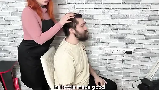 Der friseur beschloss, sich für den schrecklichen Haarschnitt zu entschuldigen