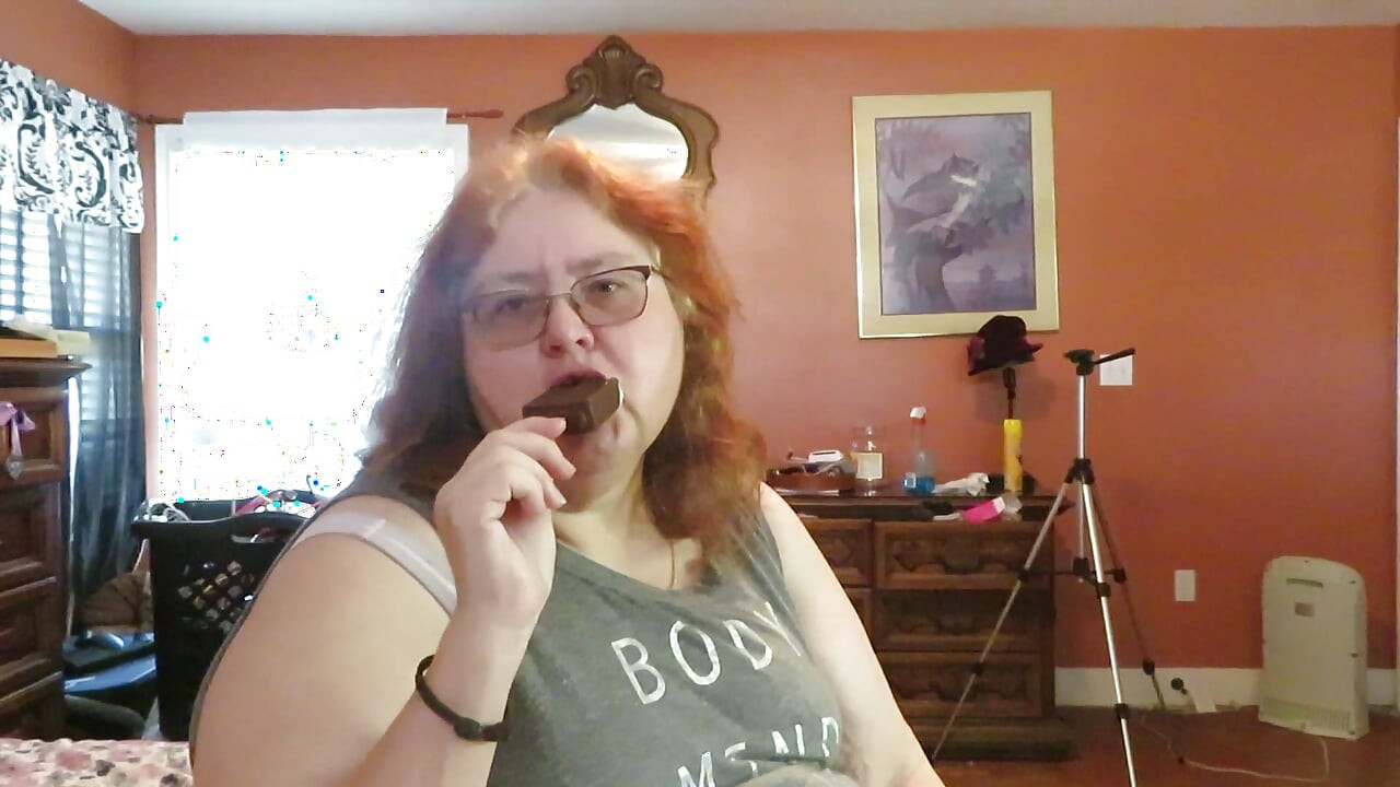 BBW nurse Vicki enjoys eatting a chocolate vanilla ice cream popsiscle