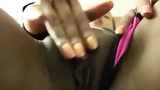 Geisha, si cewek cantik asia mestizo lagi asik bersantai di kamar hotel setelah dia merekam harinya