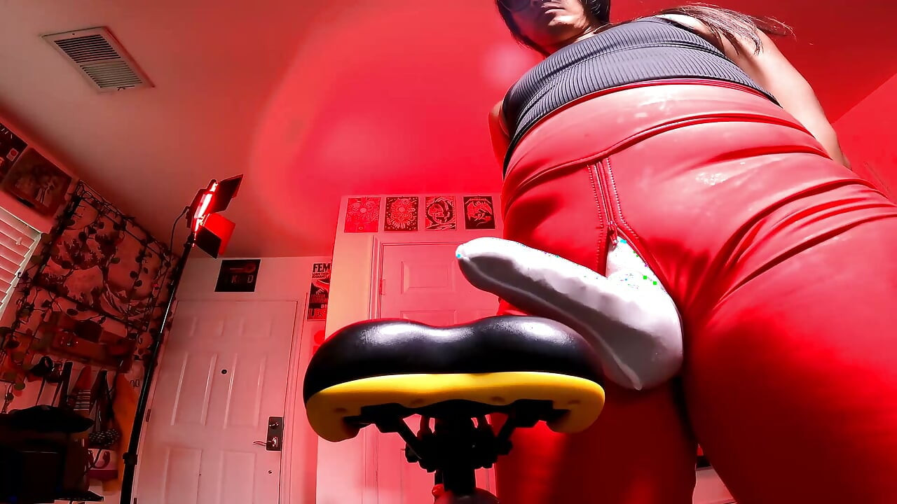 Latex vermelho na brincadeira de moto