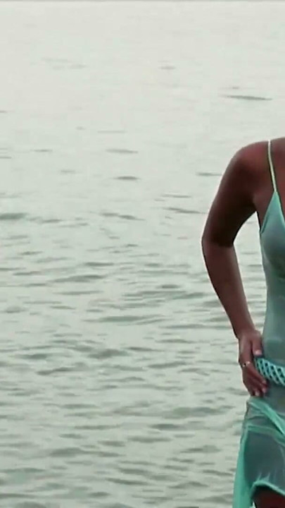 Sundress Carmen H przylega, gdy pociera swoją mokrą cipkę na piaszczystej plaży! | Klip 1