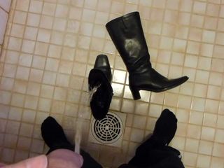Sikanie w czarnych skórzanych butach żony