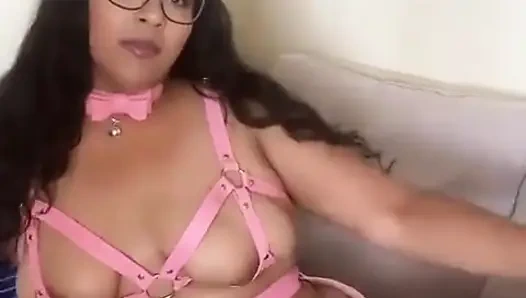 Cewek super semok dengan kain sperma warna pink ini dientot habis-habisan