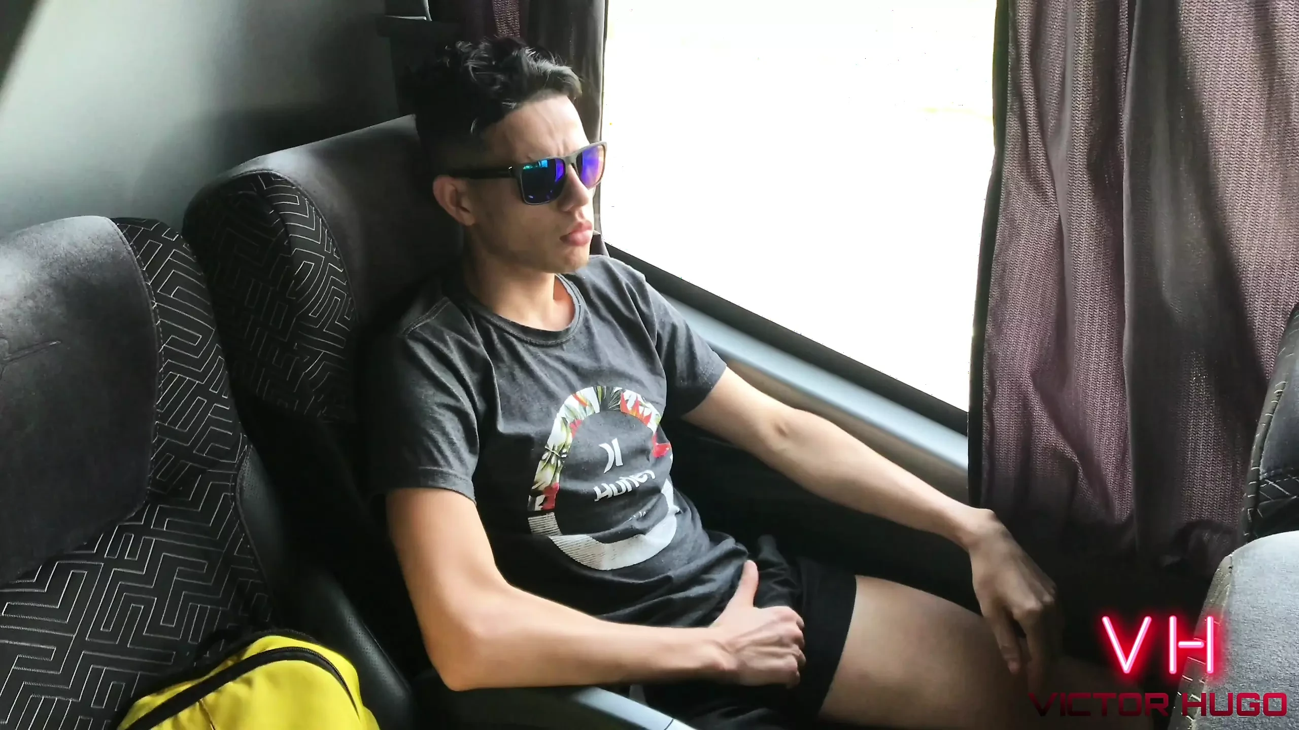 BĂIAT DE LA ȚARĂ CARE ÎȘI ARATĂ PULA MARE ÎN BAIA AUTOBUZULUI ÎN MIȘCARE