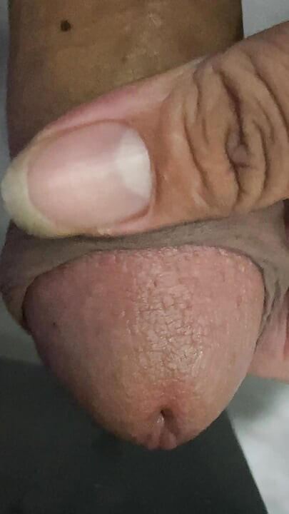 In the bathroom, there was a cock that was getting an erection, only knowing how to endure it, not having to do it