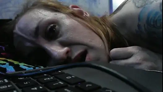 Zoey Portland трясет своей задницей