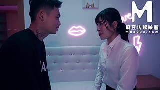 ModelMedia Asia - Lip-to-lip exchange of love
