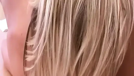 Blondine und brünette teilen sich ein dildospiel auf dem schreibtisch