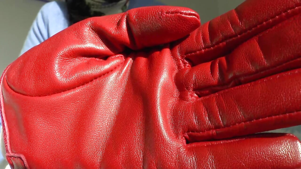 Astăzi este ziua cu ejaculația! Mănuși roșii de piele mirositoare, Lady Victoria Valente