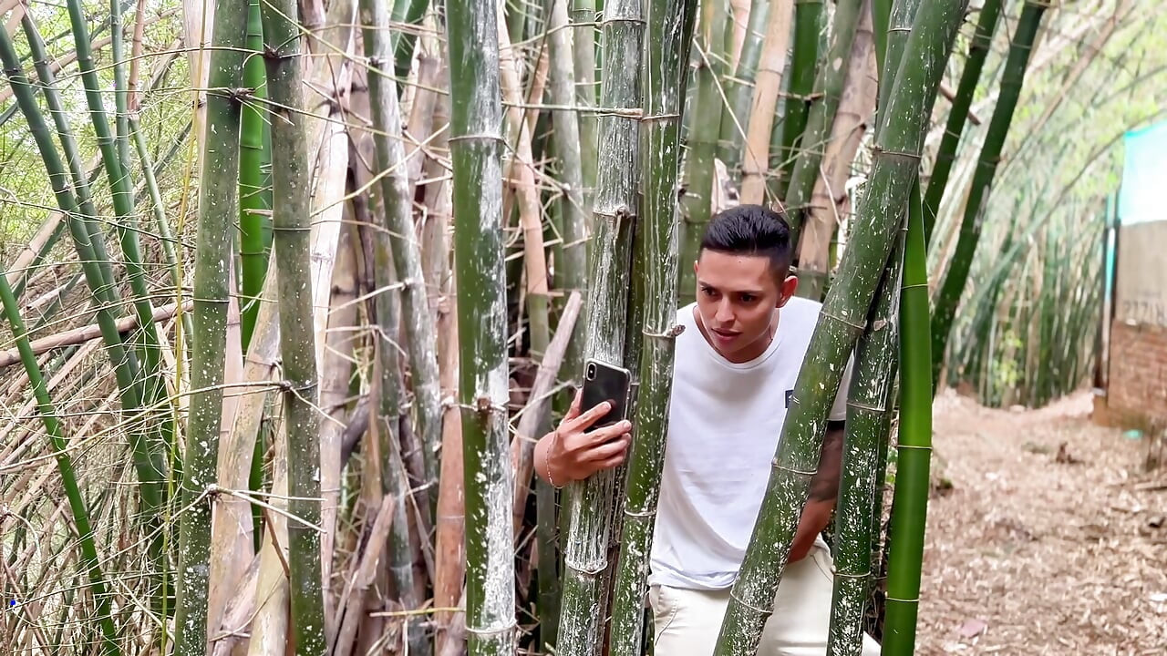 SEXO ANAL NA FLORESTA: A BUNDA GIGANTE DA Kitty DJ não tem limites ao ar livre