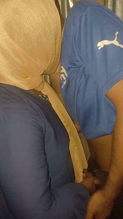 נכנסתי לחדר של אשתו של גבר אחר ונישקתי אותה קלות.