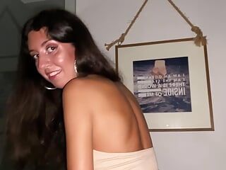 Chica cachonda aceptó sexo en un club nocturno en el baño