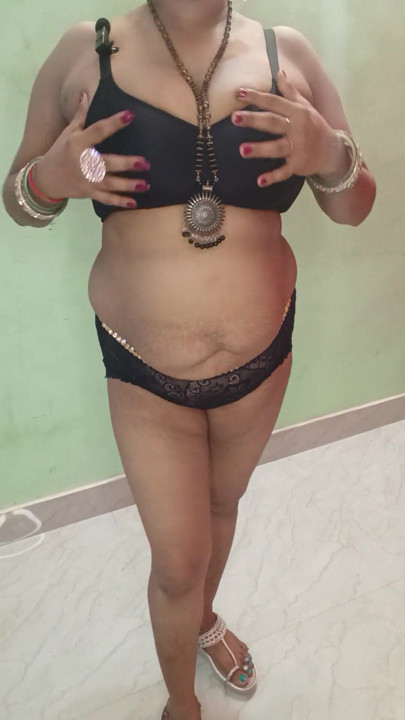 Indian bbw bhabhi dance and sex saree blouse clear hindi voice | Clip 1