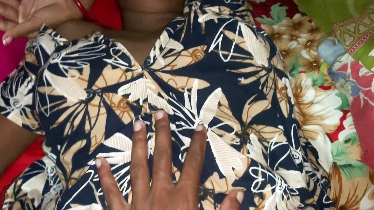 Десі-індійська бабхі з великими грудьми XXX відео з другом чоловіка, зрадлива домогосподарка бабхі дала трахнути свою мокру киску коханцю