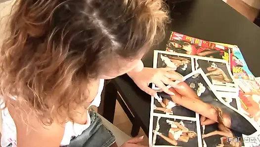 Çarpıcı kıvırcık saçlı bebek mükemmel göğüslere sahip