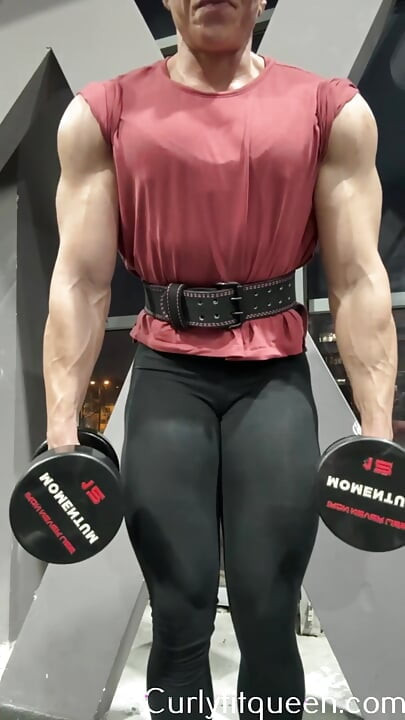 Zamisli da ti se glava zgnječi između bicepsa ove bodybuilderice