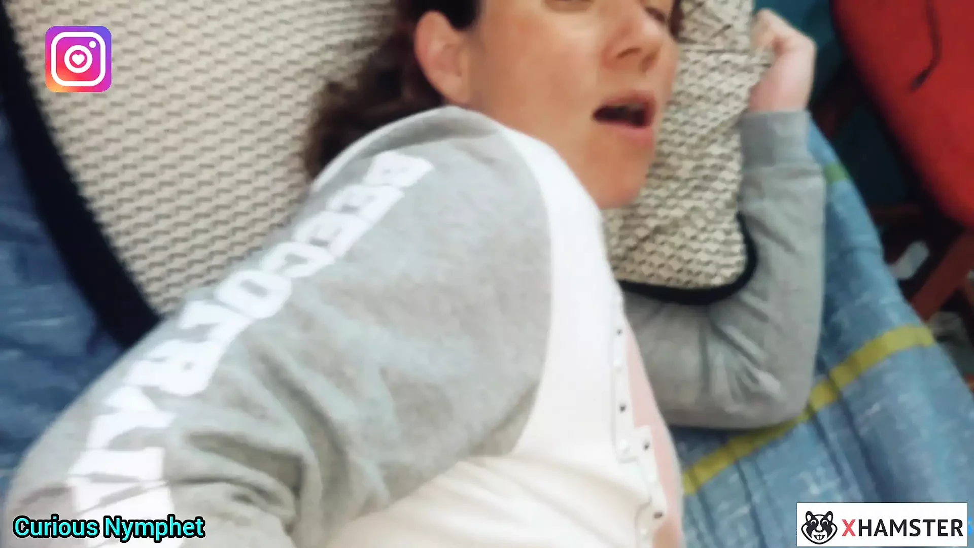 Déesse curieuse, une MILF enceinte en chaussettes blanches fait un footjob, gros clito, chatte, gros cul, trou du cul en gros plan, pipe