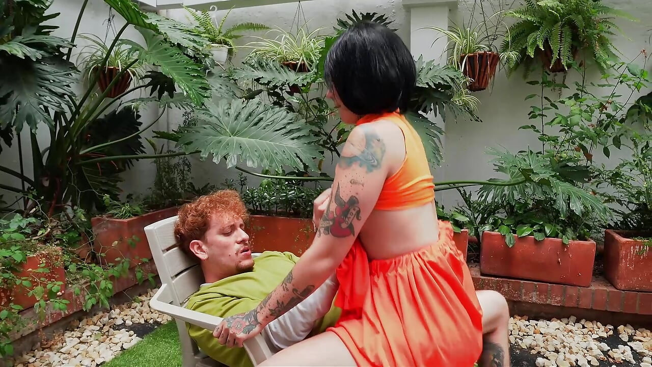 我滿足了我極客男友的幻想，把我的大屁股打扮得我嗷嗷叫